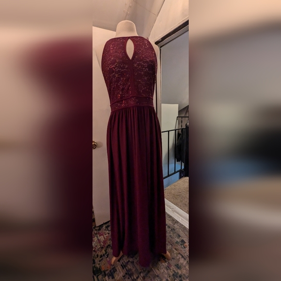 Gorgeous wine red gown - Picture 2 of 3